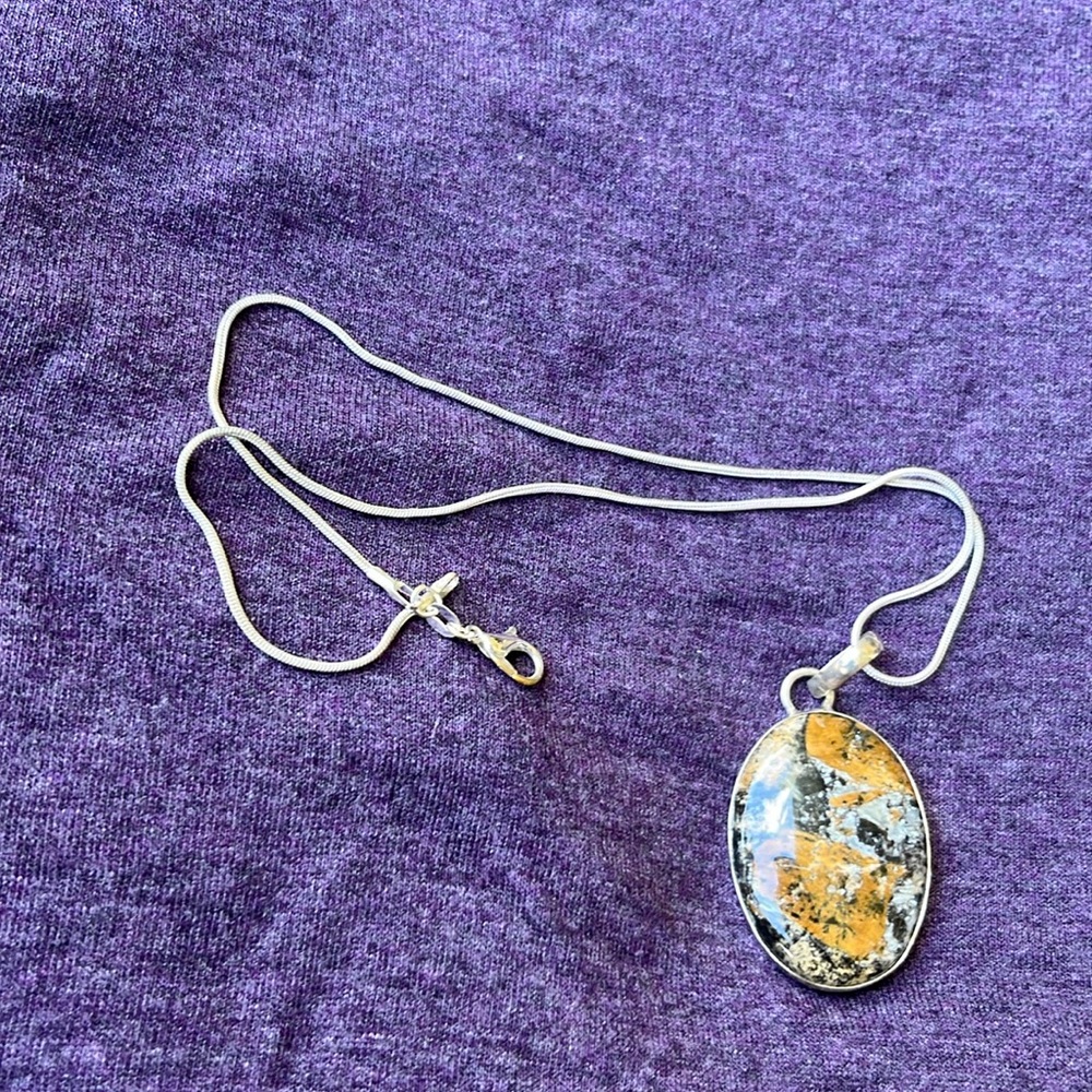 Elegant Gold and Black Pendant Necklace